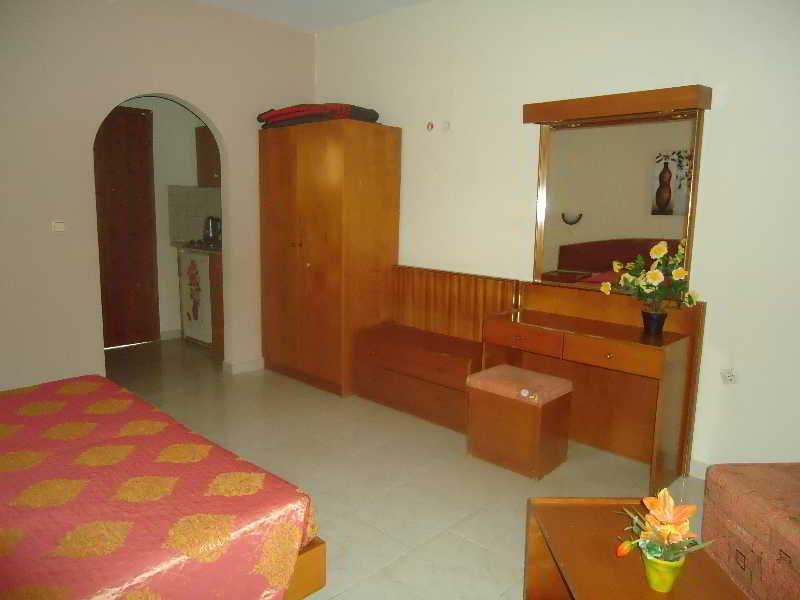 Lyristis Dinos Studios & Apartments Faliraki Bagian luar foto
