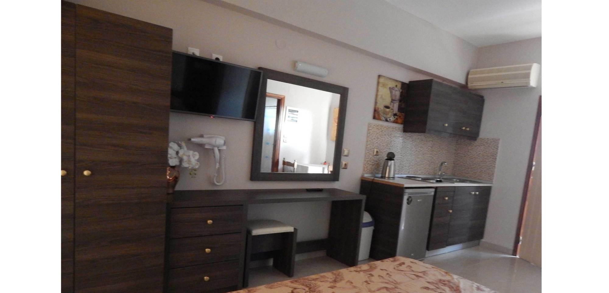 Lyristis Dinos Studios & Apartments Faliraki Bagian luar foto