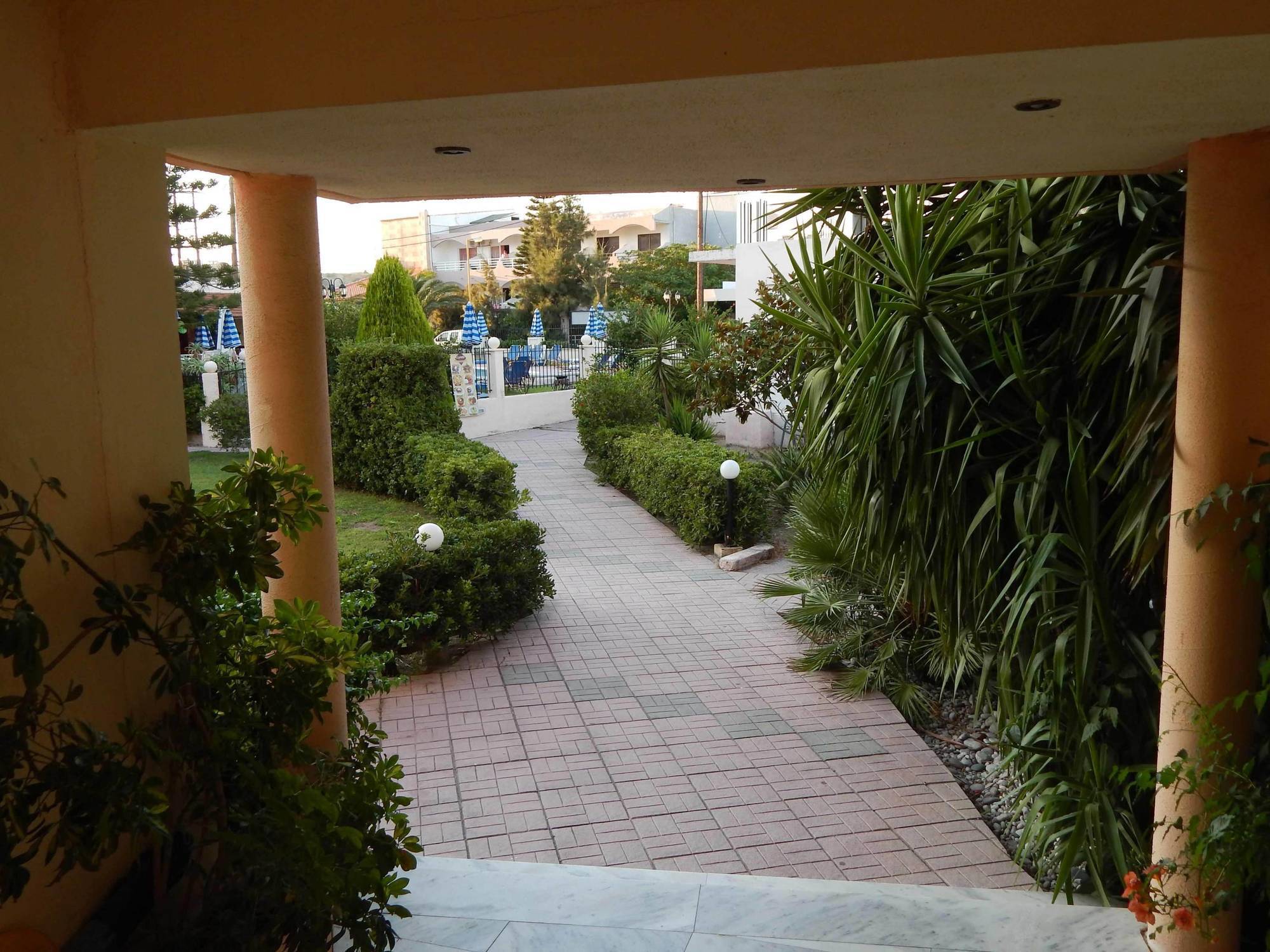 Lyristis Dinos Studios & Apartments Faliraki Bagian luar foto
