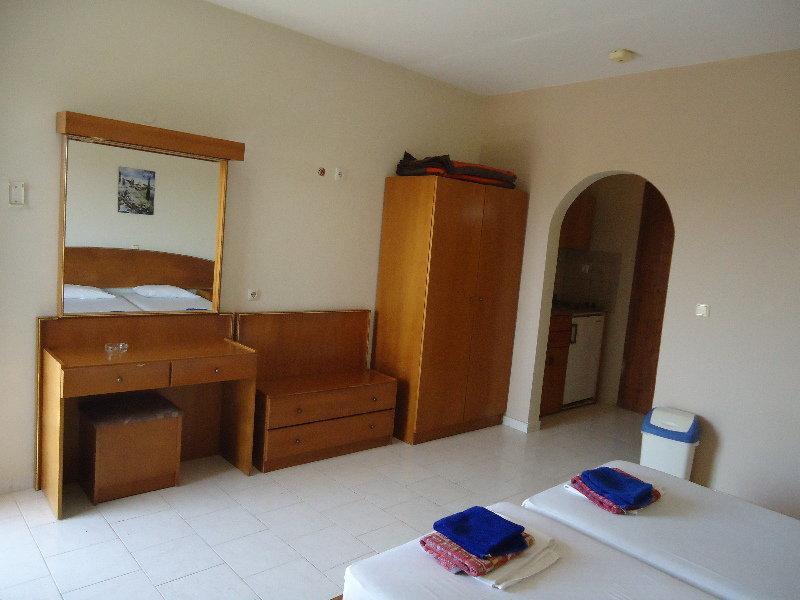 Lyristis Dinos Studios & Apartments Faliraki Bagian luar foto