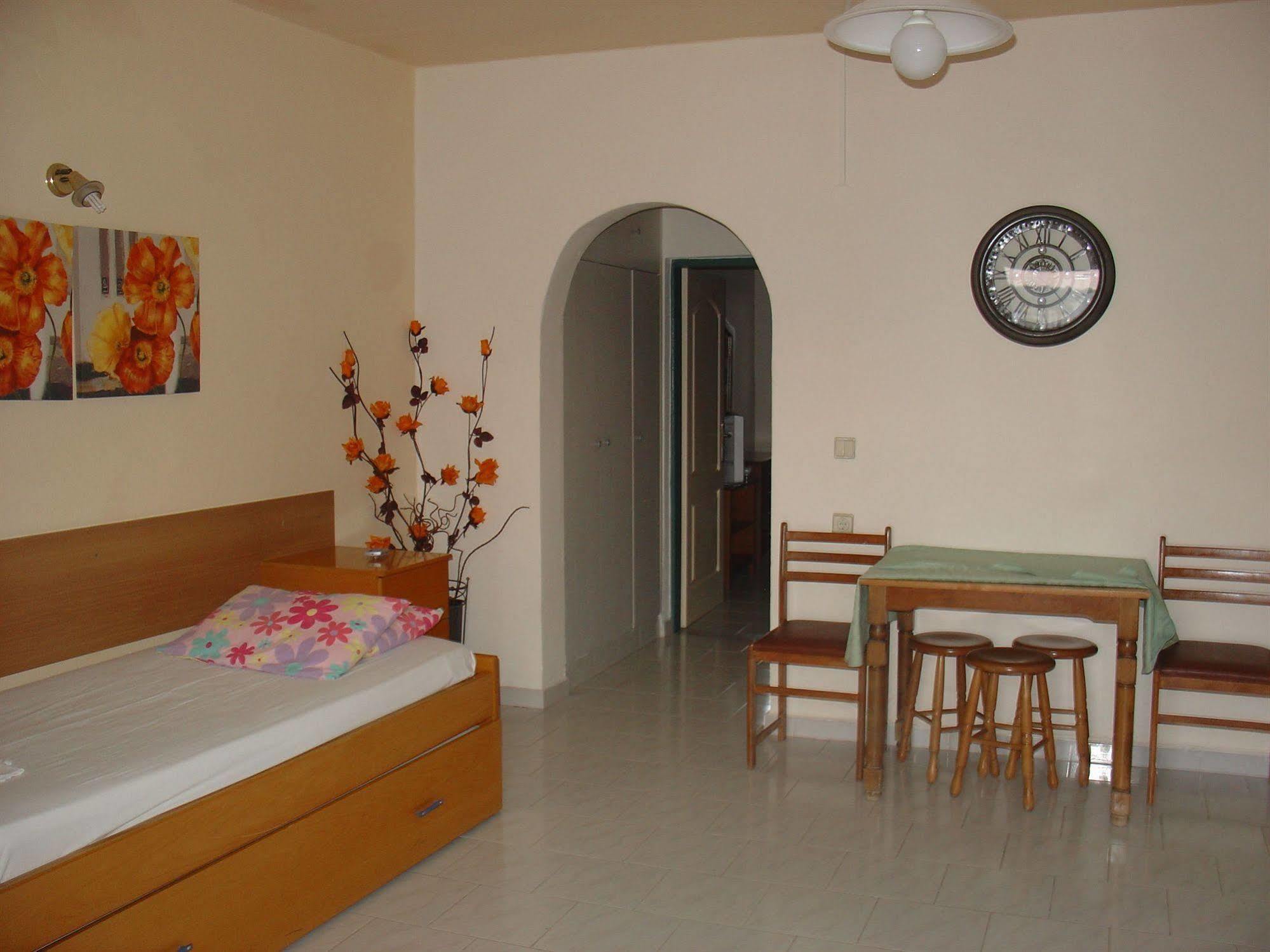 Lyristis Dinos Studios & Apartments Faliraki Bagian luar foto