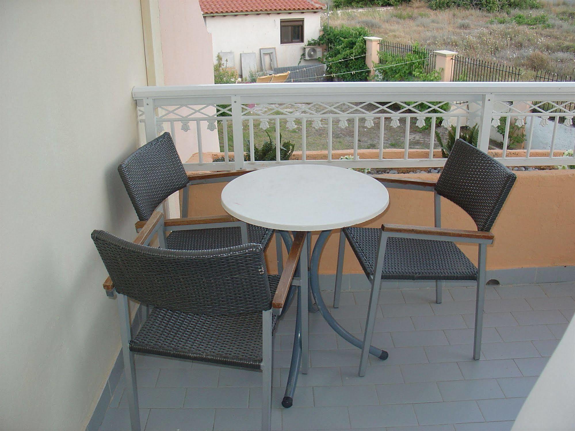Lyristis Dinos Studios & Apartments Faliraki Bagian luar foto