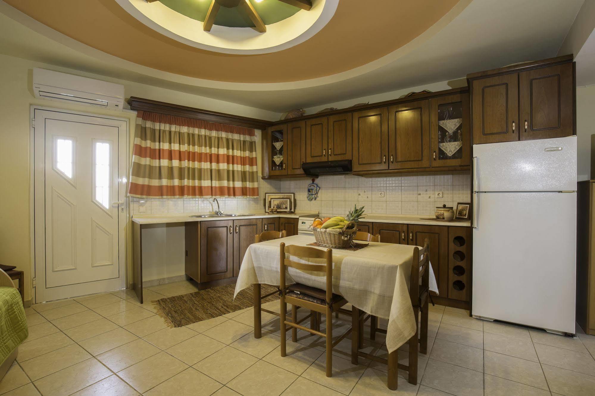 Lyristis Dinos Studios & Apartments Faliraki Bagian luar foto